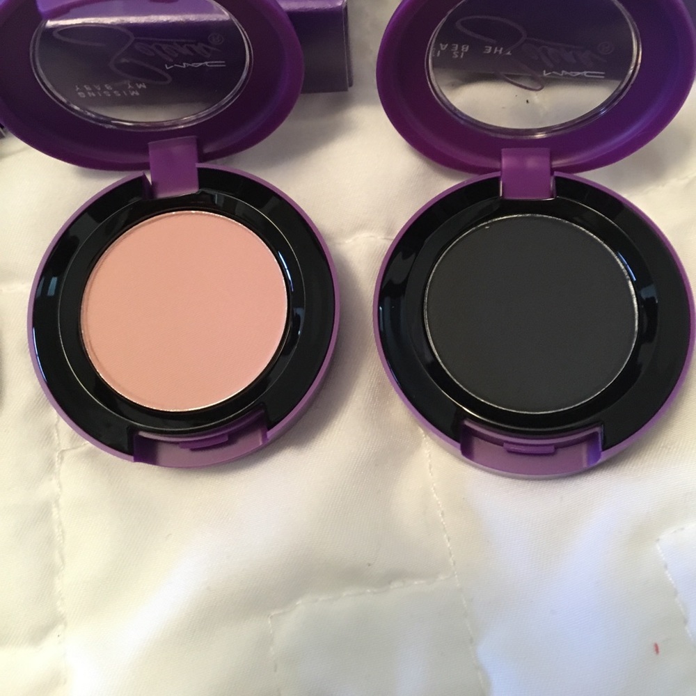 Selena MAC makeup - Picture 5 of 7