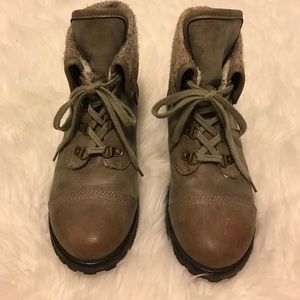 Rocky combat boots in Olive/lt brown color size 9
