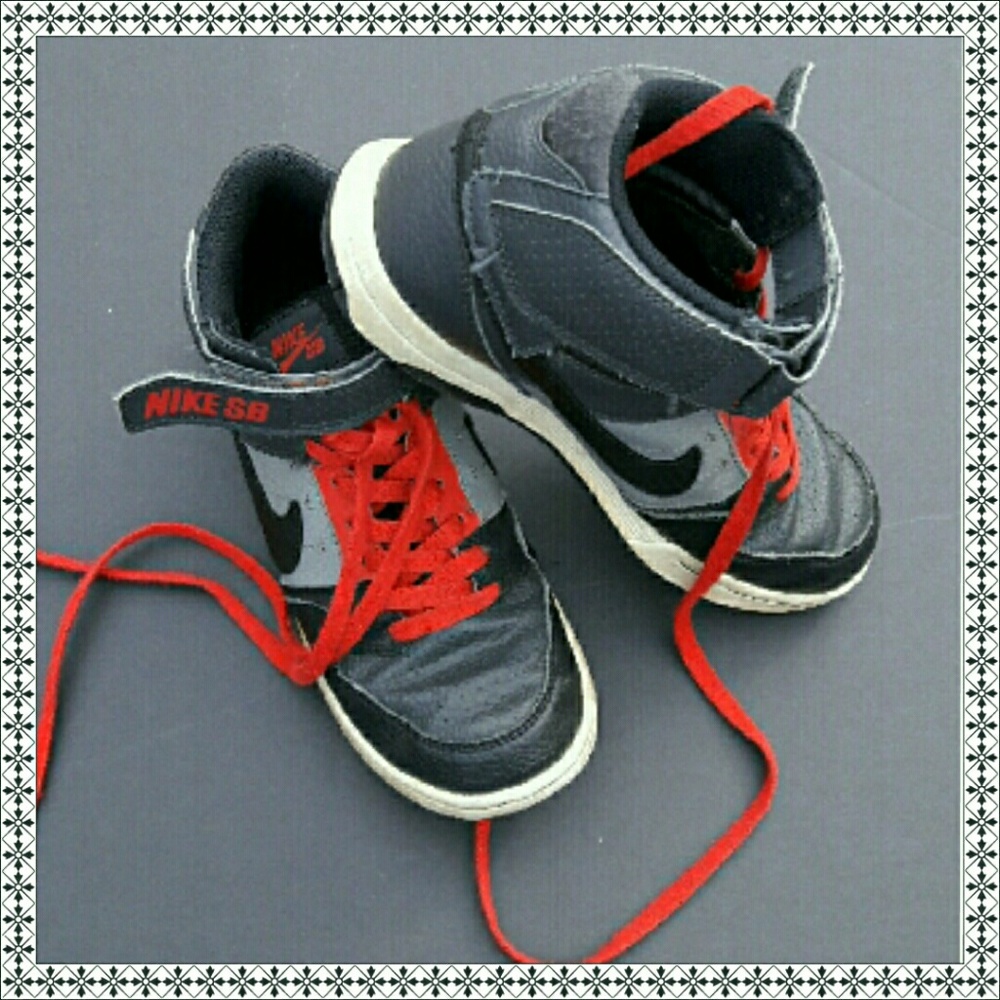 BOYS NIKE SHOES