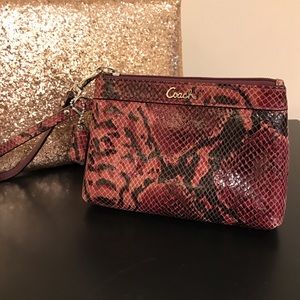 Coach Handbags - COACH wristlet ❤️