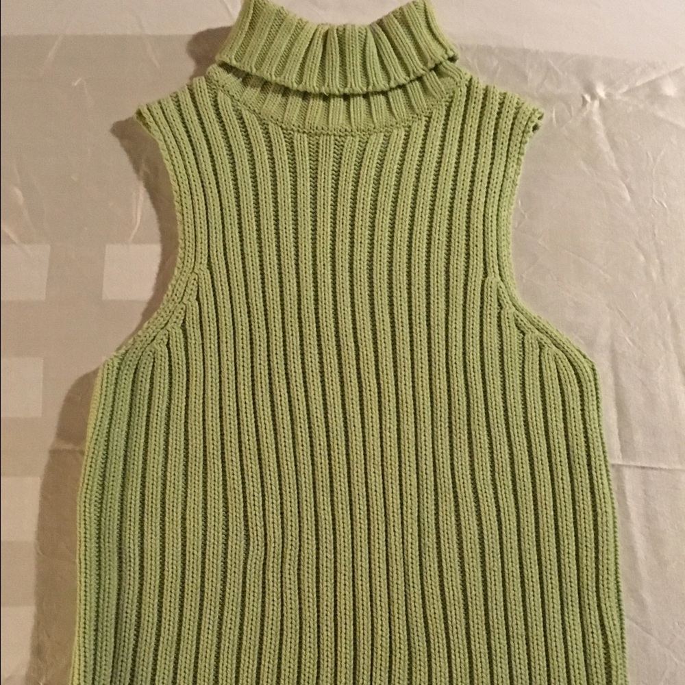 Woman's sleeveless turtle neck sweater