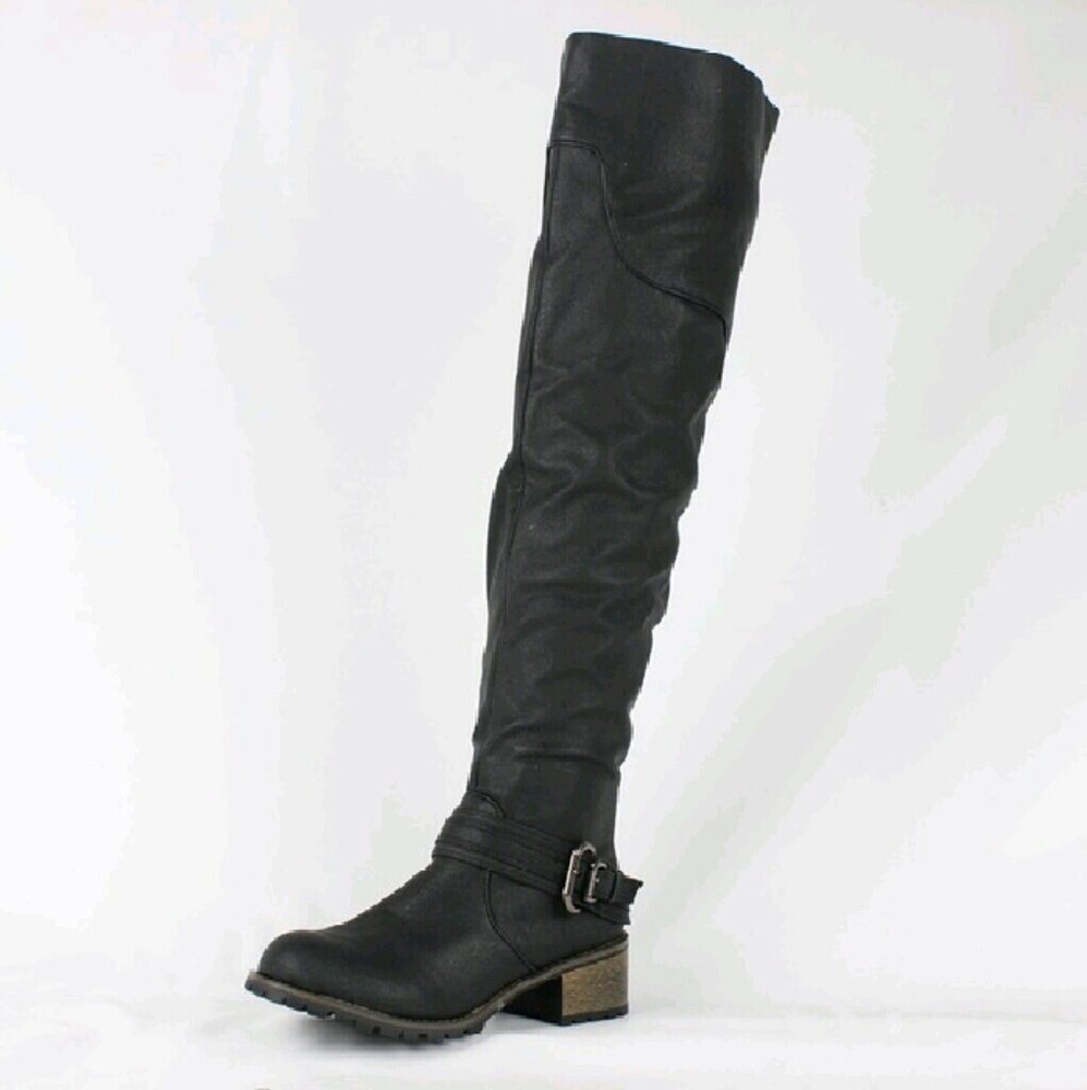 Black motorcycle boots