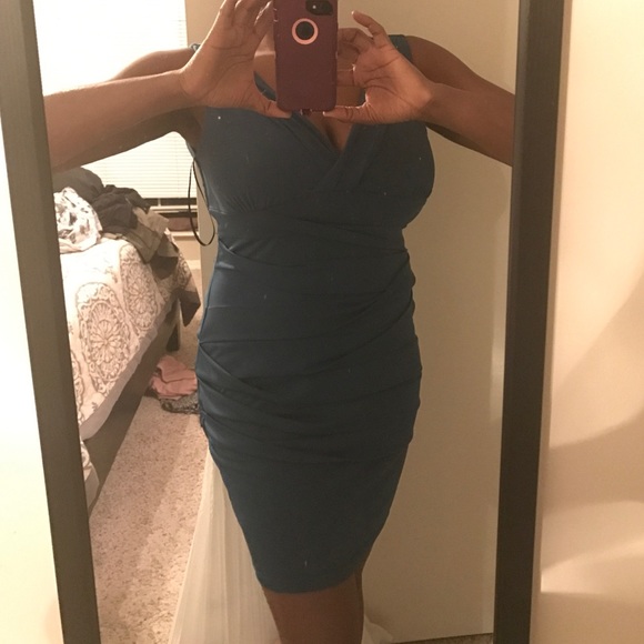 Simple party dress size M fits like a L - Picture 2 of 3