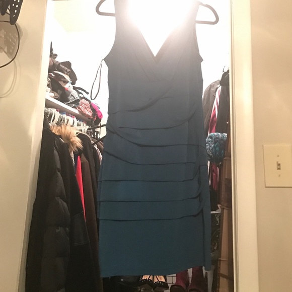 Simple party dress size M fits like a L - Picture 3 of 3