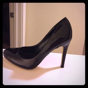 Black pumps