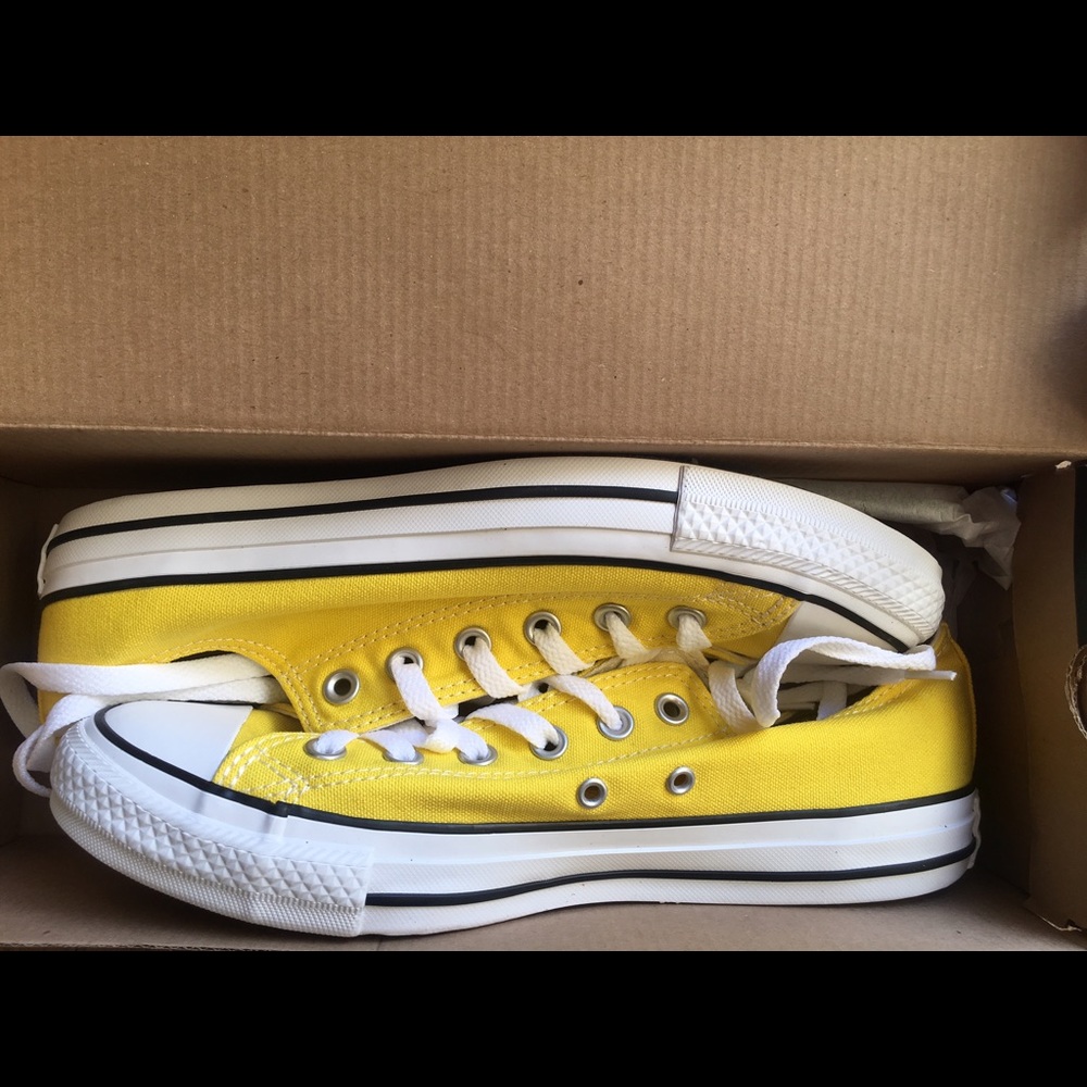 NWT Yellow Chuck Taylor Low Tops W Size 10 / M8