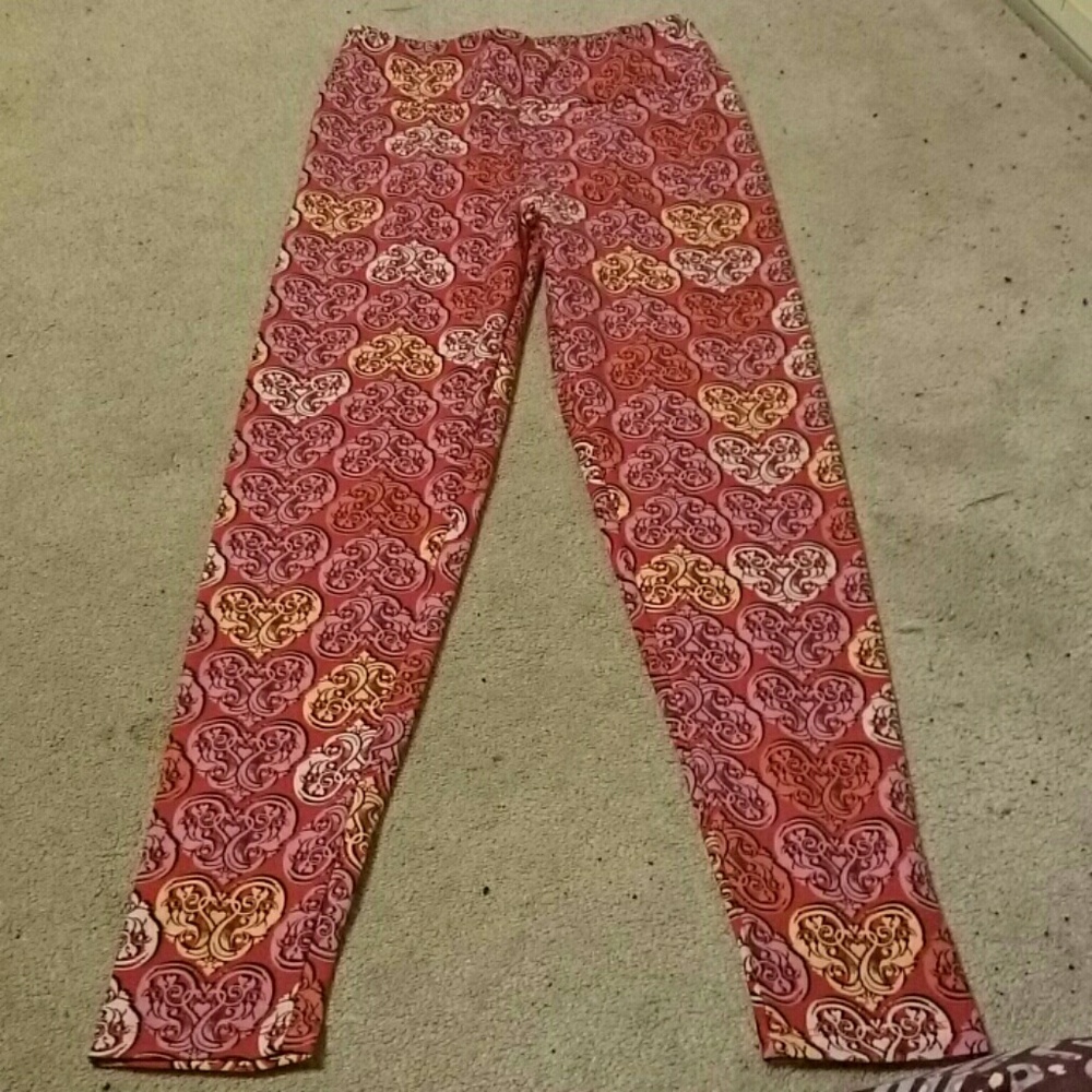 Os leggings in valentine heart scrollwork pattern
