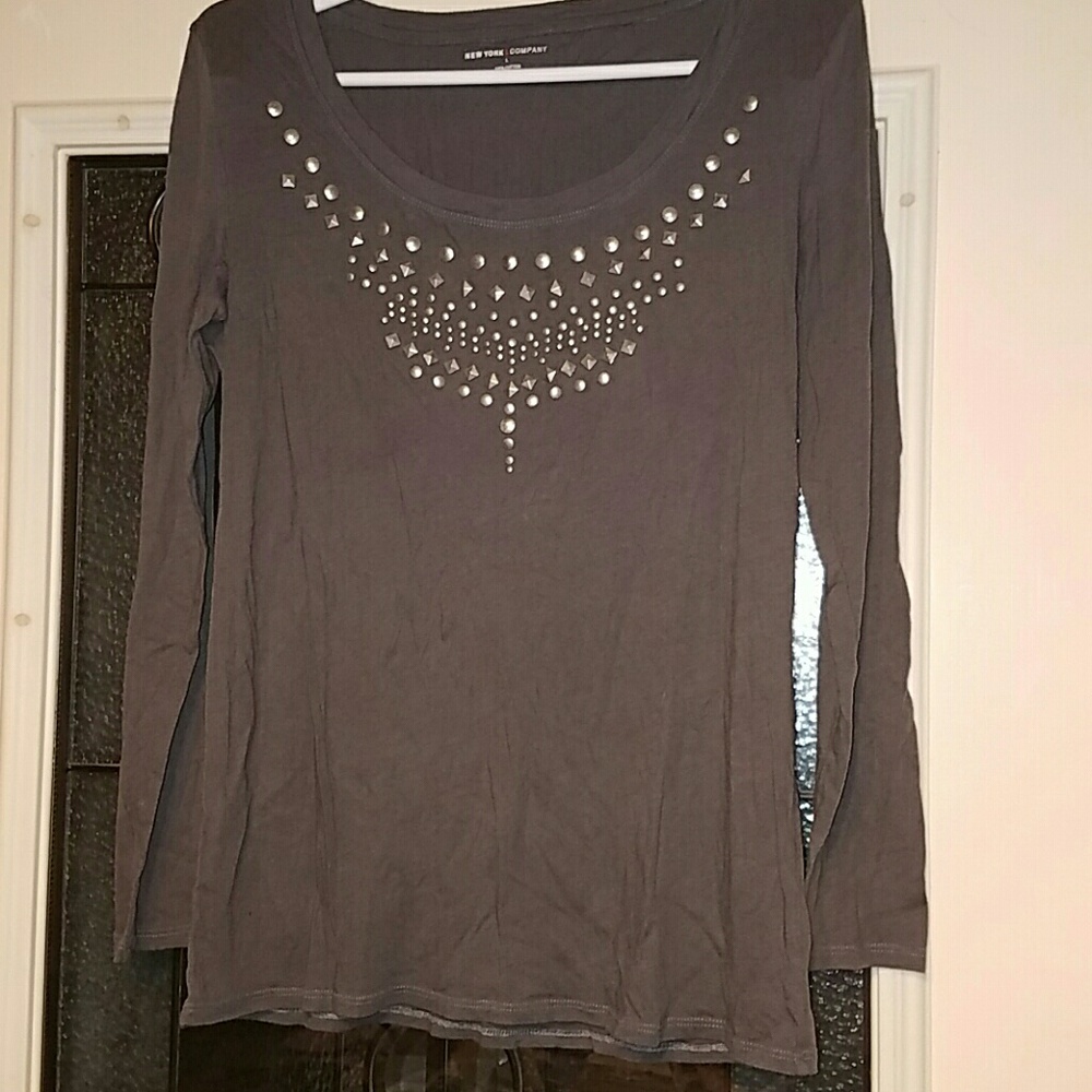 Gray shirt with studded pattern