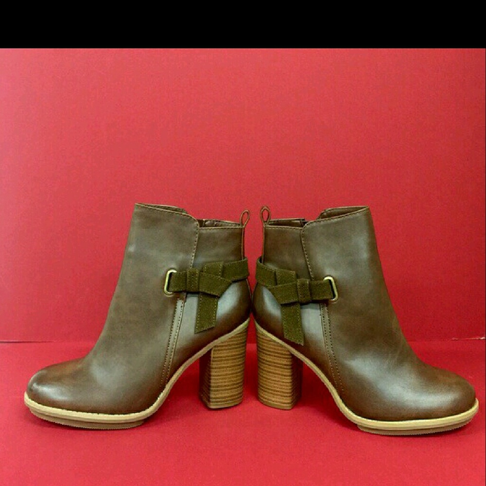 Super stylish cognac booties