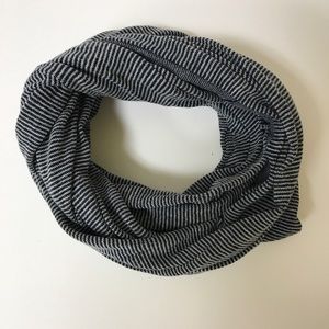American Eagle Reversible Infinity Navy/Wht Scarf