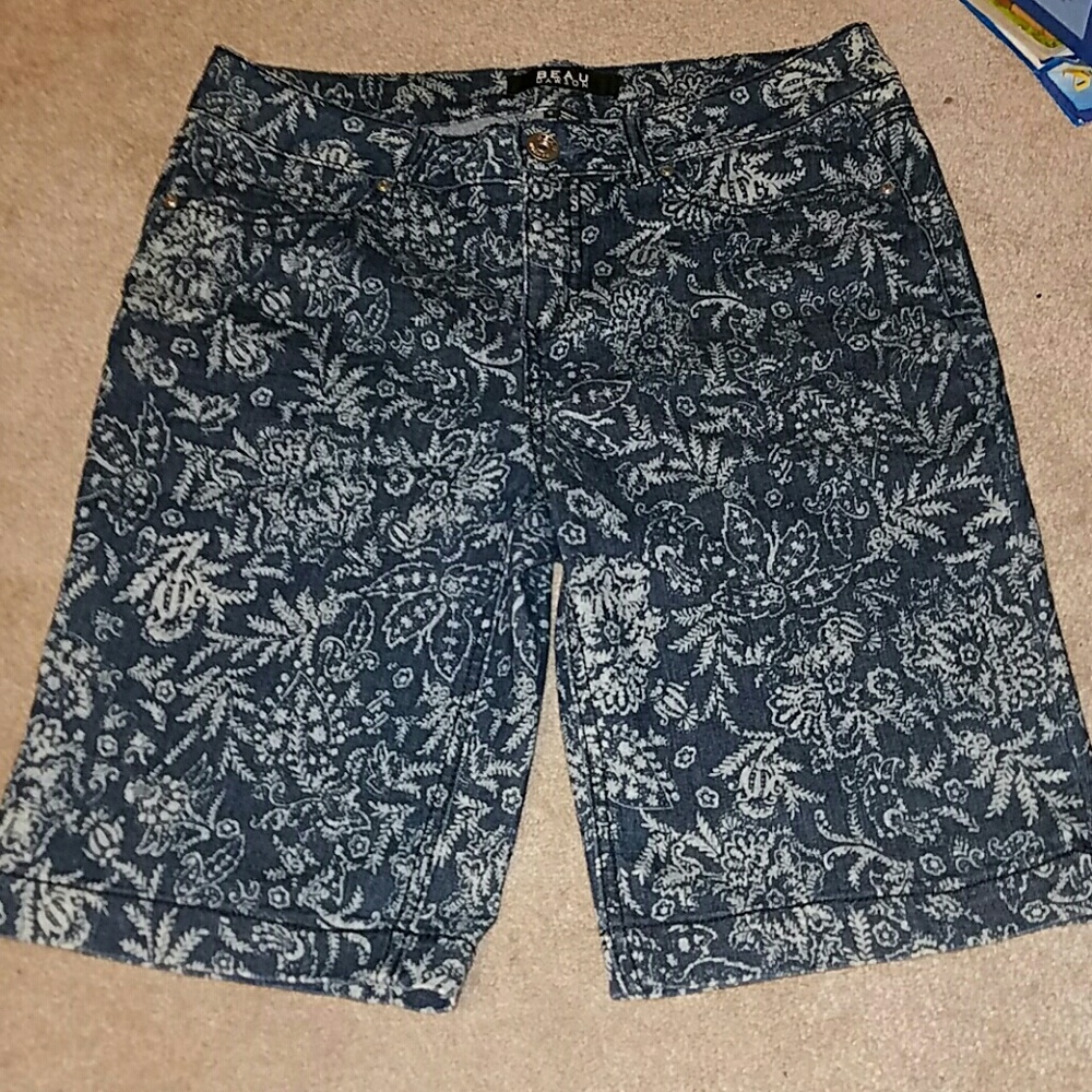 Flower patterned stretch Jean shorts