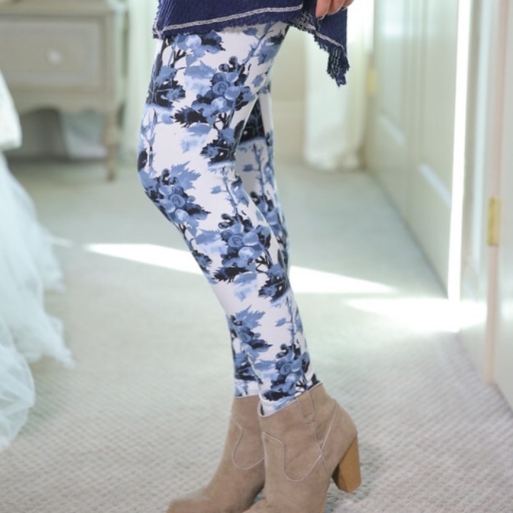 Gorgeous white and blue print butter soft leggings - Picture 1 of 2