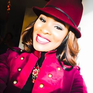 Meet your Posher, Nikia