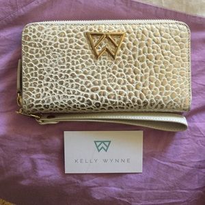 Kelly Wynne When In Doubt Wallet in Galapagos Gold