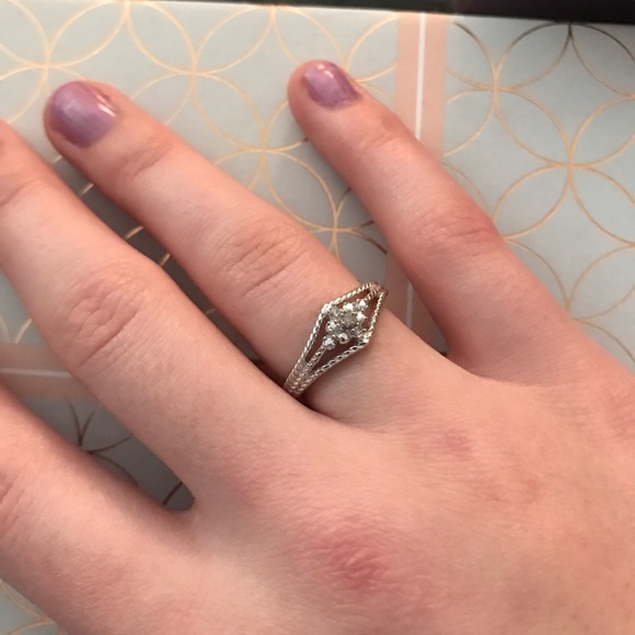 Diamond ring - Picture 1 of 3