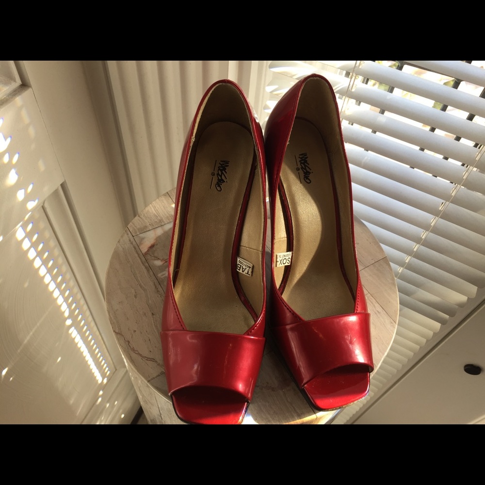 Patent leather red pumps