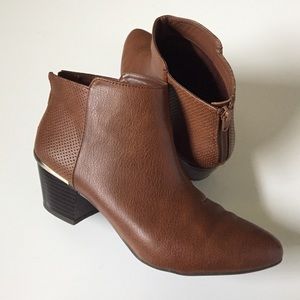 Elegant with an edge Jennifer Lopez size 8 bootie