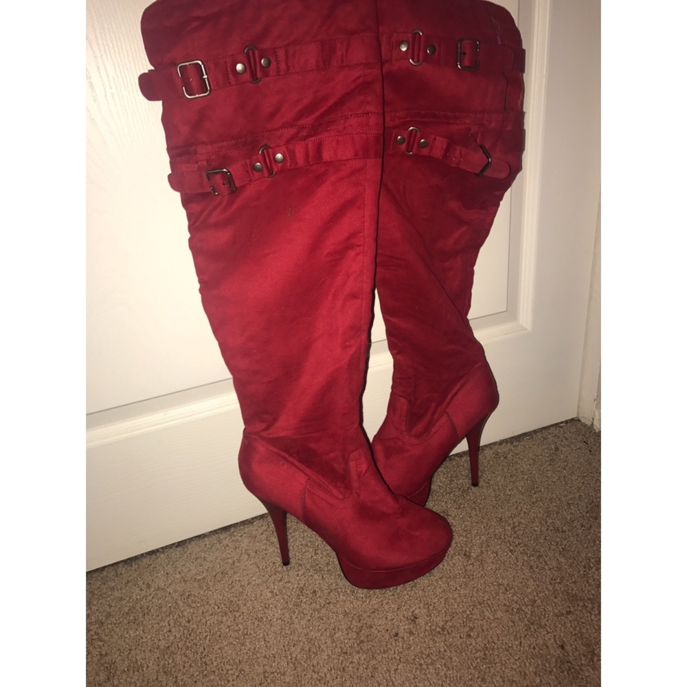 Red knee-high boots! ❤️