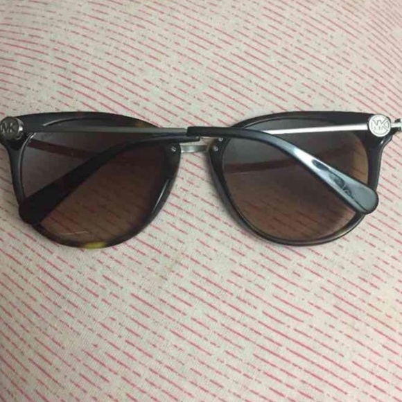 Authentic Micheal Kors - Picture 2 of 4