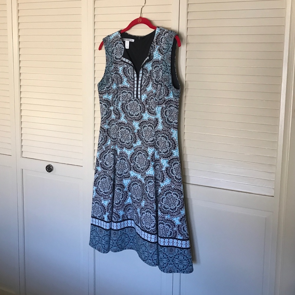 ✨Print shift dress by Maggy London.
