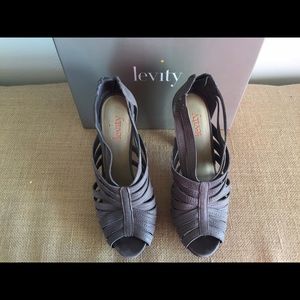 3/$30 Levity 8.5 Grey heels. Almost new!