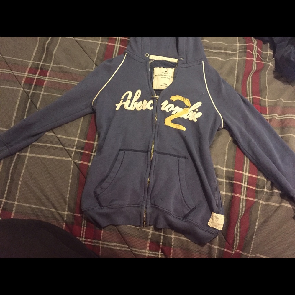 Quarter sleeved sweatshirt