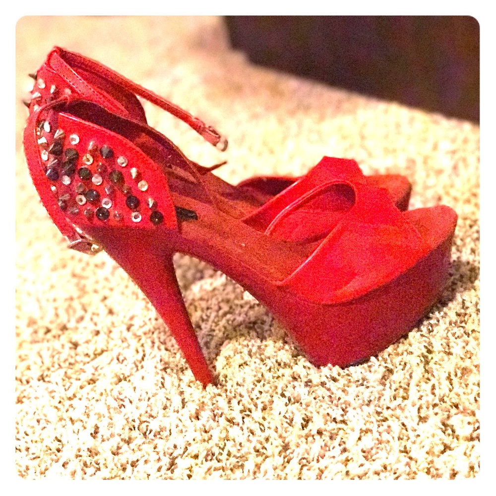 Studded heels w/ankle strap! ❤️