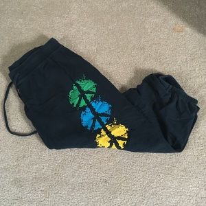 CLOSET CLOSING SOON-black graphic Capri sweatpants