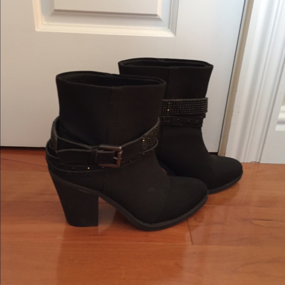 SOLD* BLACK ANKLE HEEL BOOTS 7