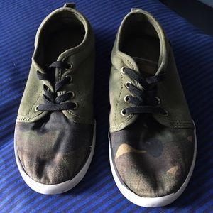 Boy camo tennis shoes