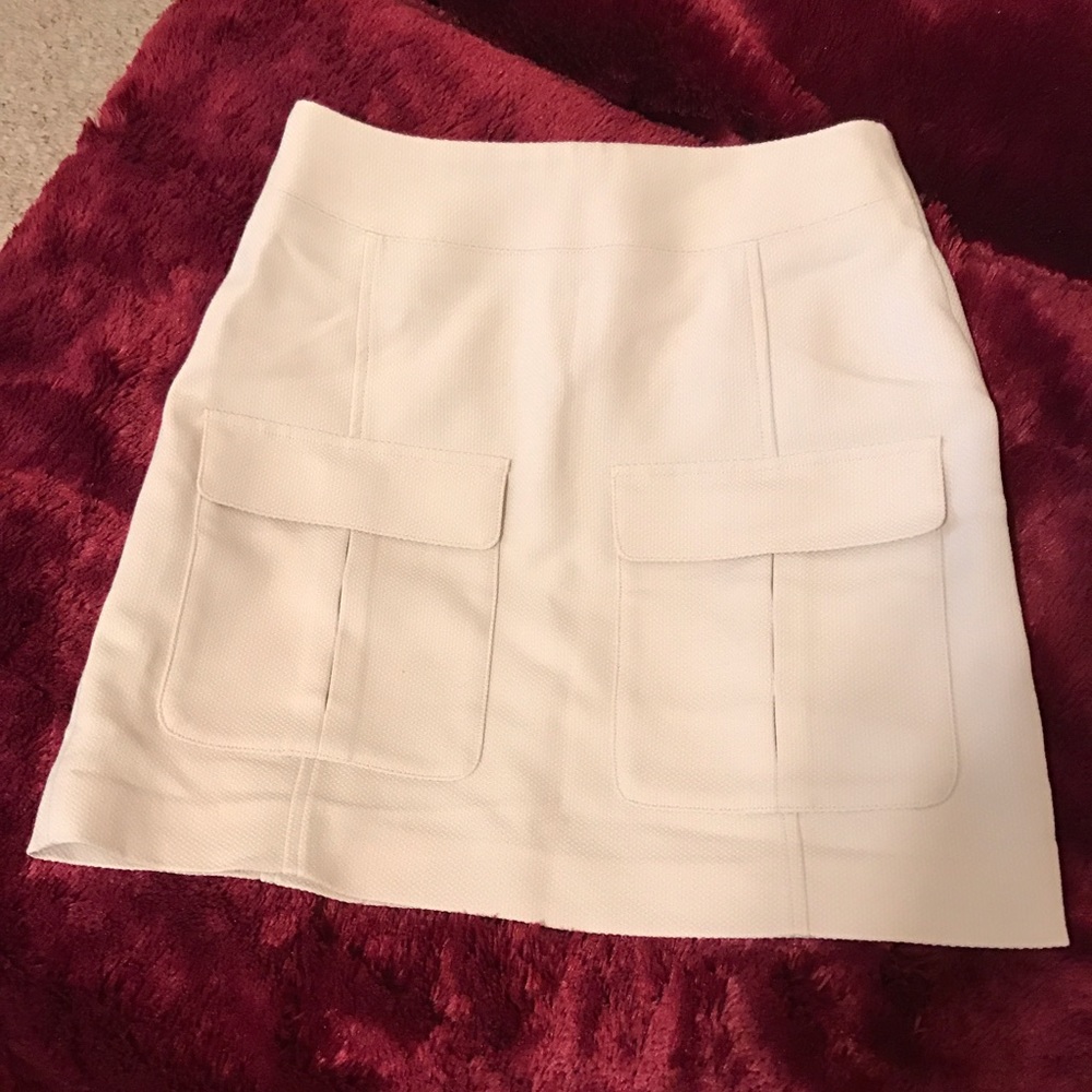 H&M Skirt in a Creme color. 🌼