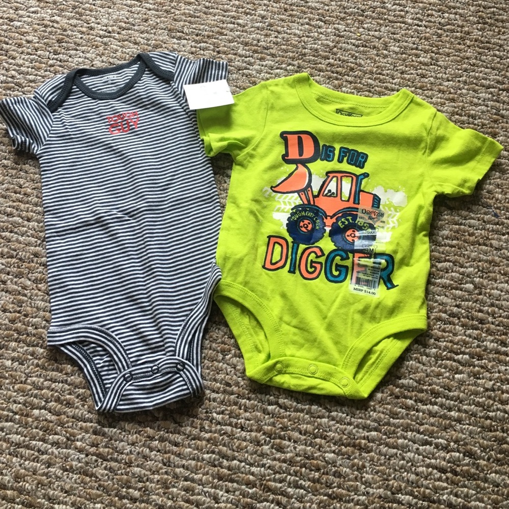 2 baby boy onesies size 9 Months