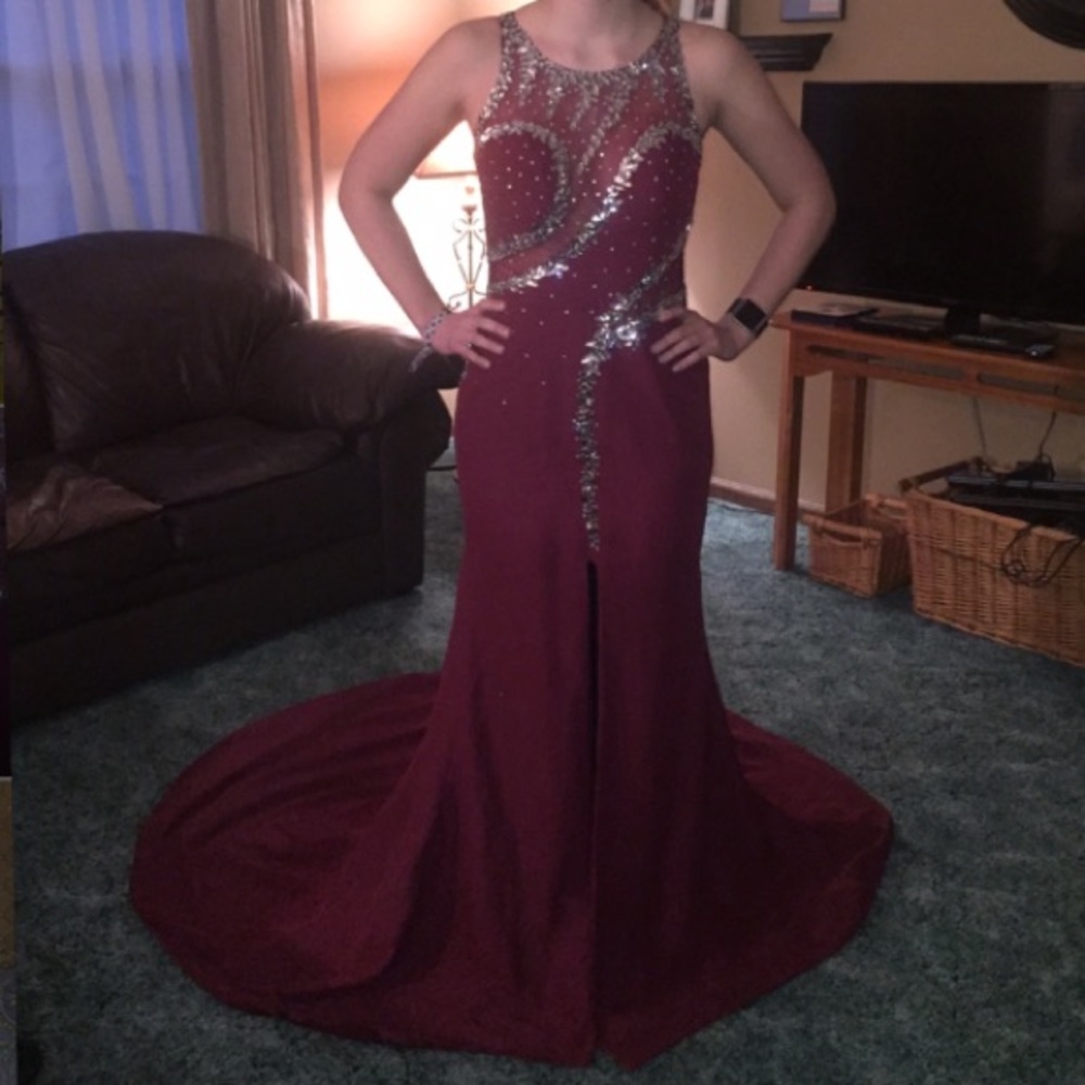 Elegant Burgundy Fitted Embellished Prom Dress