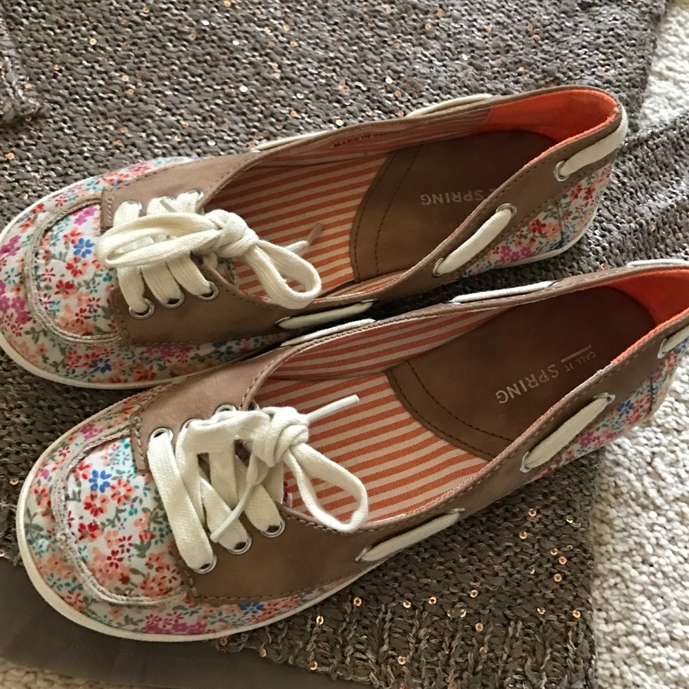 Floral lace up slip on's