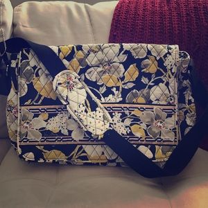 🎉sale🎉 vera bradley // messenger bag // dogwood