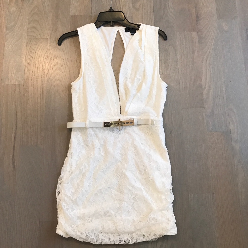 White lace low front open back mini dress w belt