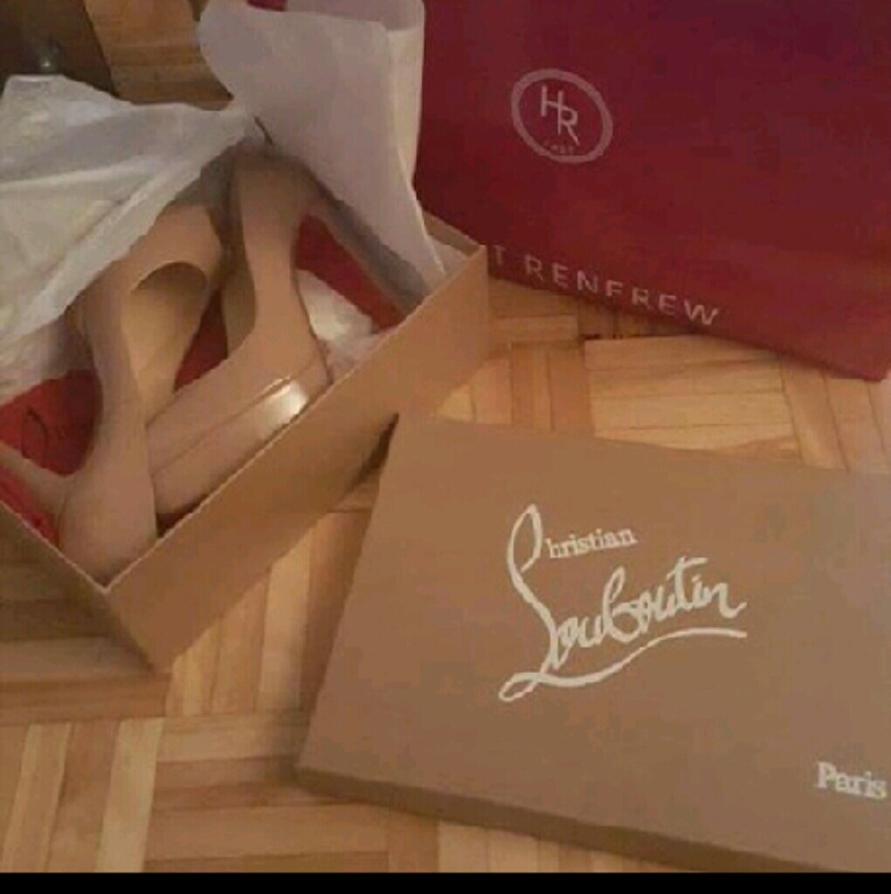 24 hr price drop Nude Christian louboutin