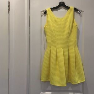 Tax yellow dress