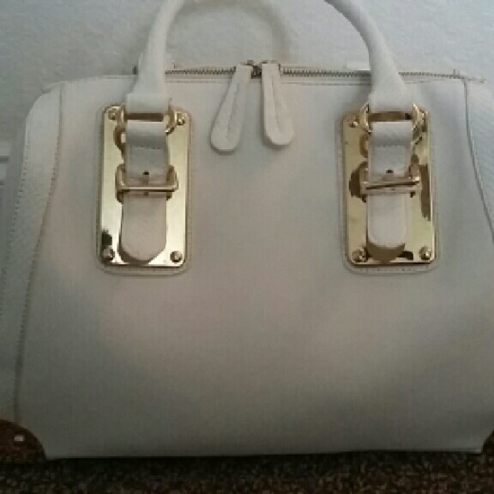 White and gold Aldo purse 👜👜👜