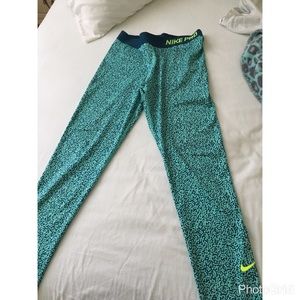 Nike women sport/workout printed leggings. Size: L