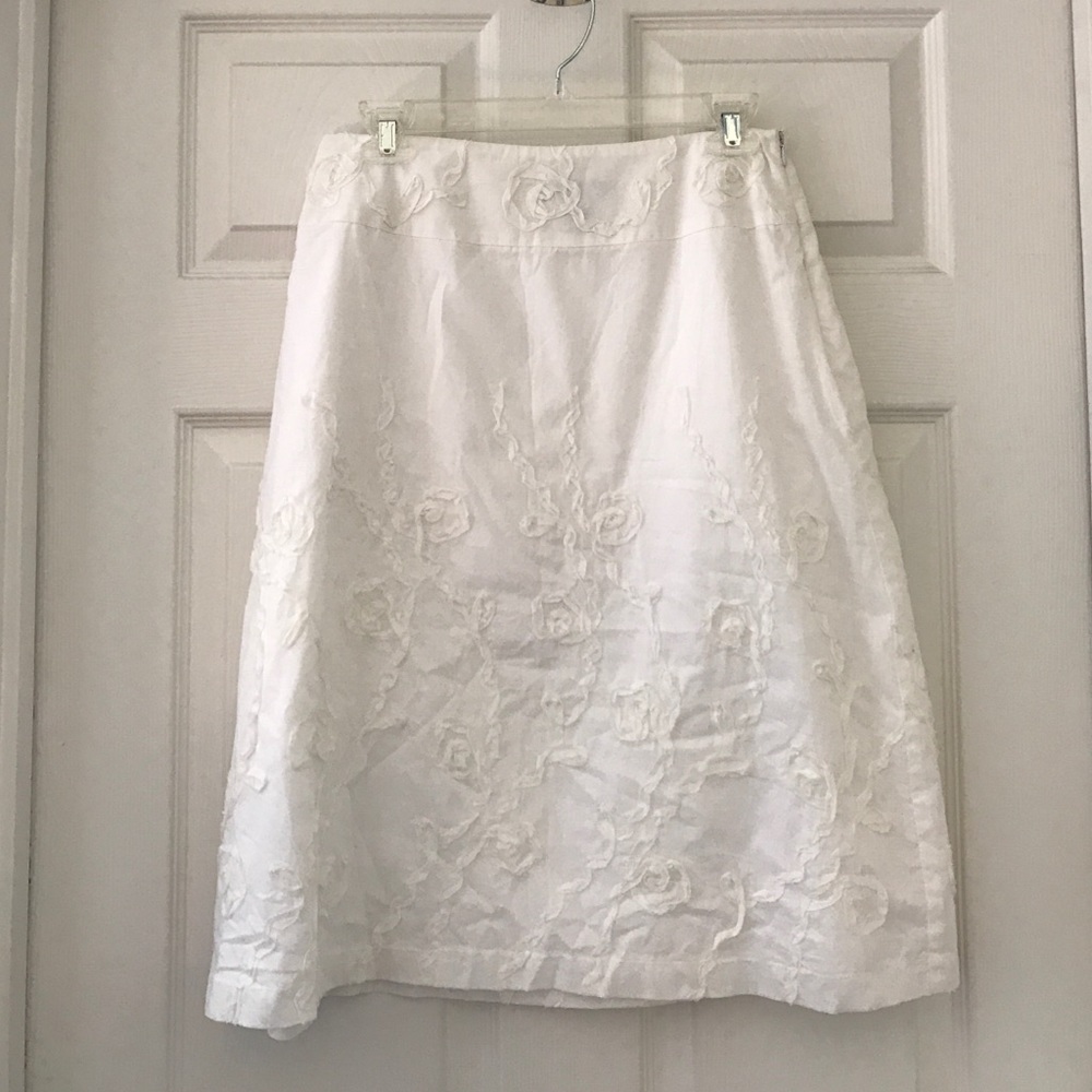 Skirt with pretty decorative design