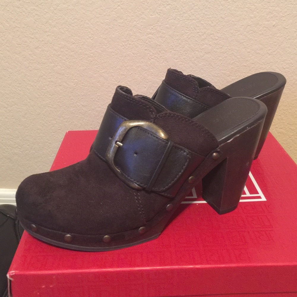Mules in Chocolate Brown Suede
