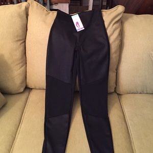 SPANX- ASSETS -RED HOT LABEL-MOTO LEGGINGS