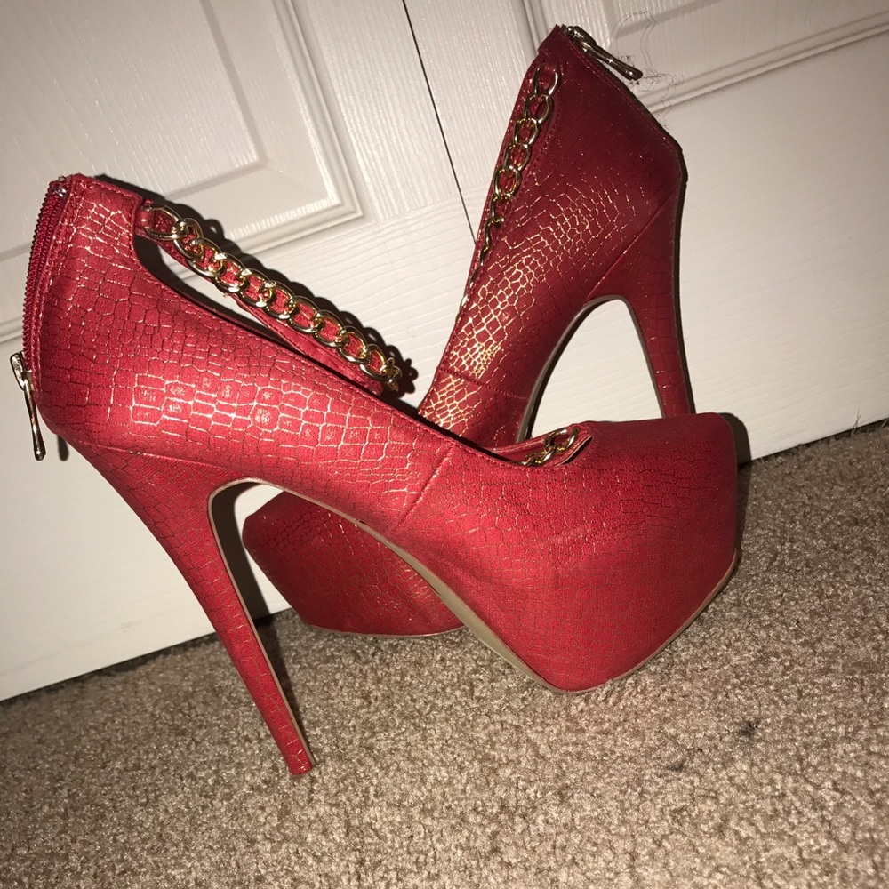 Pumps w/chained straps! 👠