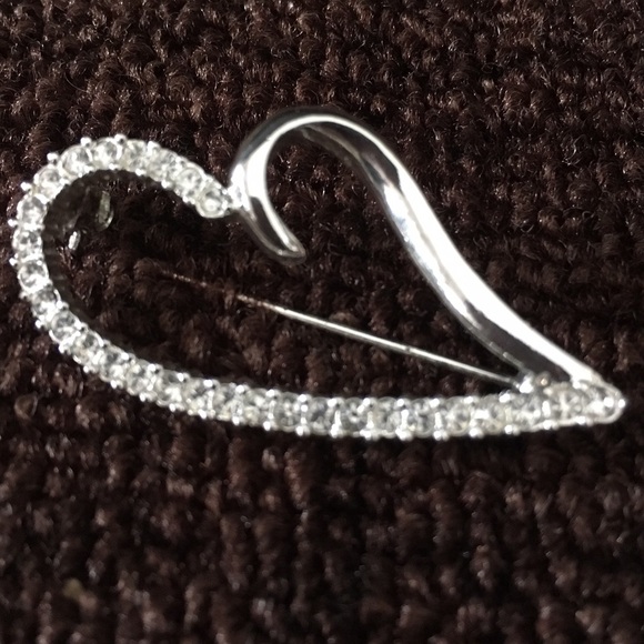 Social Gallery Jewelry - ❤️SOCIAL GALLERY SILVER HEART PIN WITH ORIGINAL BX