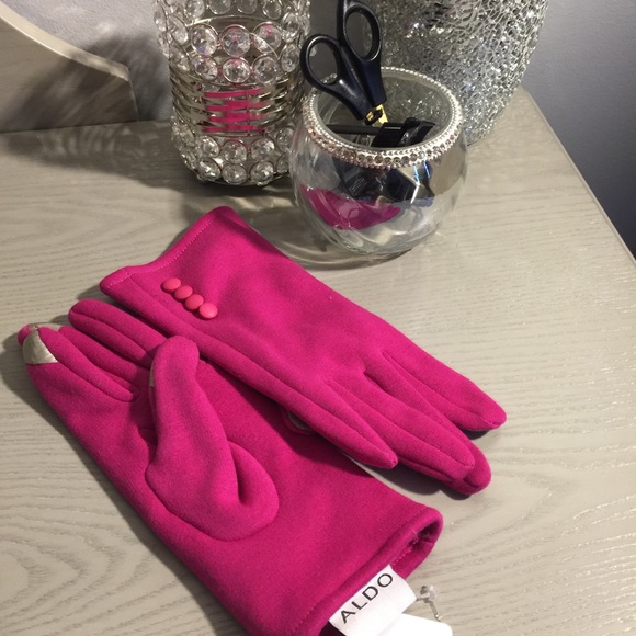 Brand new fuchsia gloves - Picture 1 of 2