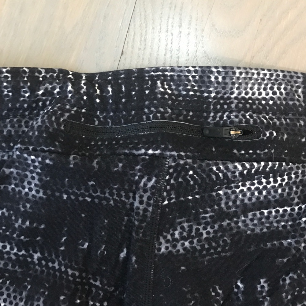 Nike yoga pants with reflective detail - Picture 3 of 4
