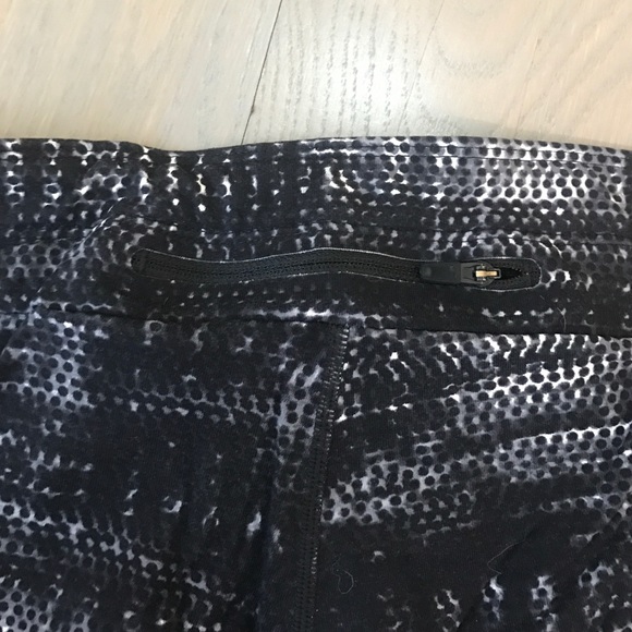 Nike yoga pants with reflective detail - Picture 3 of 4