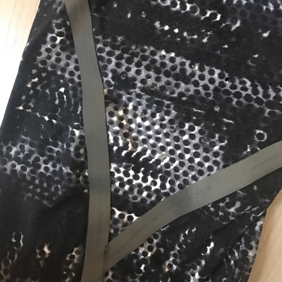 Nike yoga pants with reflective detail - Picture 4 of 4