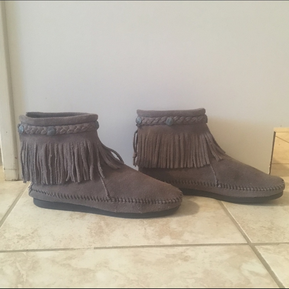 Minnetonka Moccasins Grey Fringe Ankle Bootie sz 7